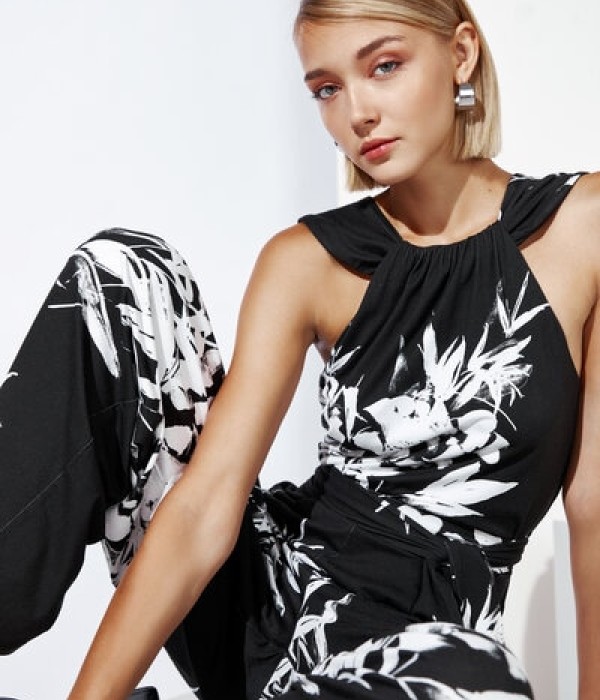 Ελαστική ολόσωμη φόρμα με ζώνη στη μέση